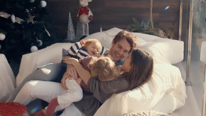 イバイ・ゴメスのインスタグラム：「All i want for christmas is you ❤️ Arbolito puesto, época para combatir el frío con vuestra bebida caliente favorita y el calor de la familia.  ¡Os deseamos a tod@s una feliz navidad! 🎄  Que disfrutéis al máximo dentro de las posibilidades y que Olentzero, Papa Noel o quien visite vuestras casas os traiga, sobre todo, salud para vosotrxs y para todxs lxs vuestros. Eso es lo que pedimos nosotros cada año y, más si cabe, en este 2020.🤞🏼🙏🏻 • GABON ZORIONTSUAK DANOI! ♥️」
