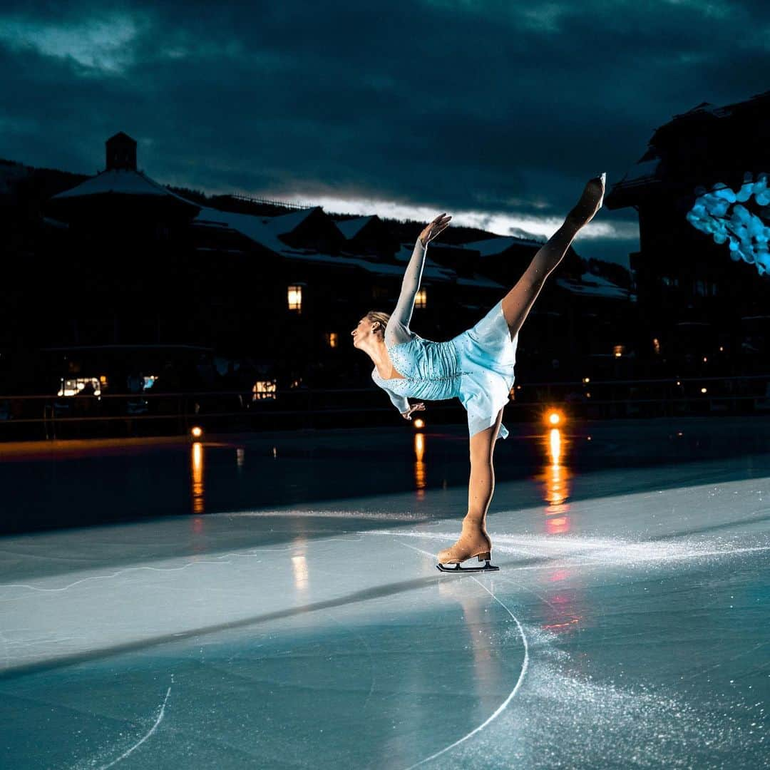 アレクシ・ギレスのインスタグラム：「Grateful to have been able to perform the past few weekends in Vail! ❄️⛸🤍  Thank you to @flickman for taking some sneaky and awesome pics! 🙌📸」