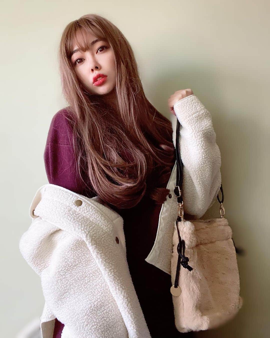 のインスタグラム：「おはよ！クリスマスイブだね✨🎄💕 @gu_global  @samansamos2   #おしゃれ #オルチャン #グラデーションカラー #カジュアルコーデ #着画くらぶ #プチプラファッション #着画くらぶ #韓国ヘア #hairstyles  #外国人風ヘアー #着画倶楽部 #モニターモデル #大人ガーリー #ロングスカート #makeup #skin #ファッション好きな人と繋がりたい #洋服好きな人と繋がりたい #like4likes #大人かわいい #model #ウィッグ #beauty #主婦コーデ #mama #お洒落 #コーディネート #likeforlikes #fashion #ootd  @c.h.a.t.a.」