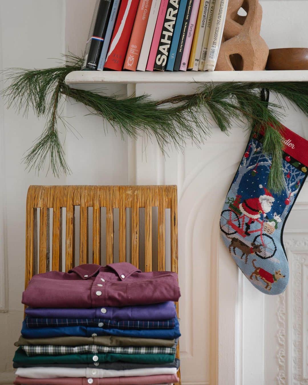 スティーブンアランのインスタグラム：「Last minute shopping? Stop by our NYC pop up at Rockefeller Center. See the tree, grab last minute gifts or your holiday outfit, and get a free Steven Alan cashmere beanie with any $250 purchase. 1250 6th Avenue, New York, NY. #stevenalan」