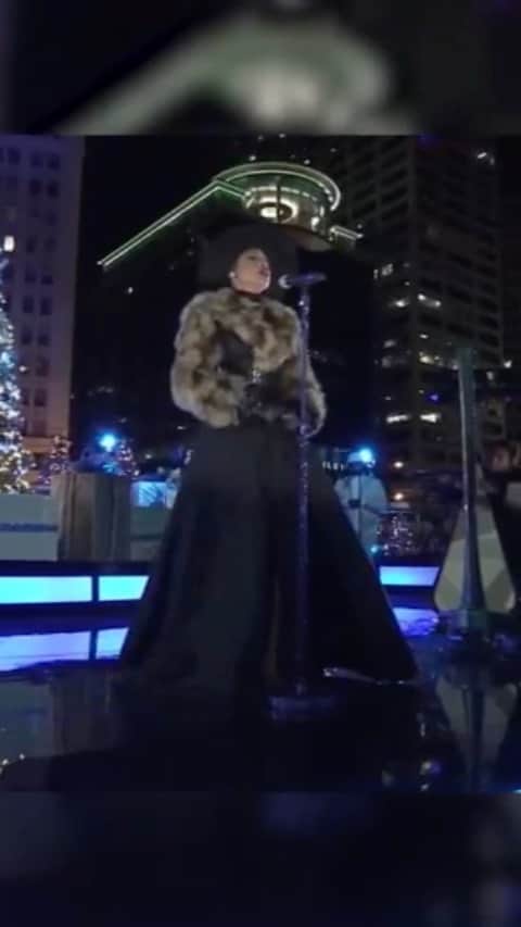 ジェニファー・ハドソンのインスタグラム：「In case you missed the Festival of Lights this year at Magnificent Mile. One of my favorites… ✨」