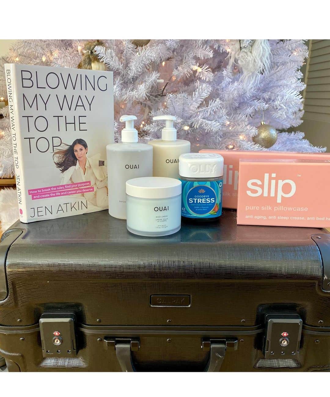 JEN ATKINさんのインスタグラム写真 - (JEN ATKINInstagram)「HOLIDAY GIVEAWAY! I’m gifting 5️⃣ winners a signed copy of my book, a @calpak x Jen Atkin carry-on suitcase, some personal fav items from @ollywellness, @slipsilkpillowcase & @theouai. Enter thru my Stories! Tag a friend to let them know💌🎄🎁 Happy holidays!!!」12月24日 6時26分 - jenatkinhair