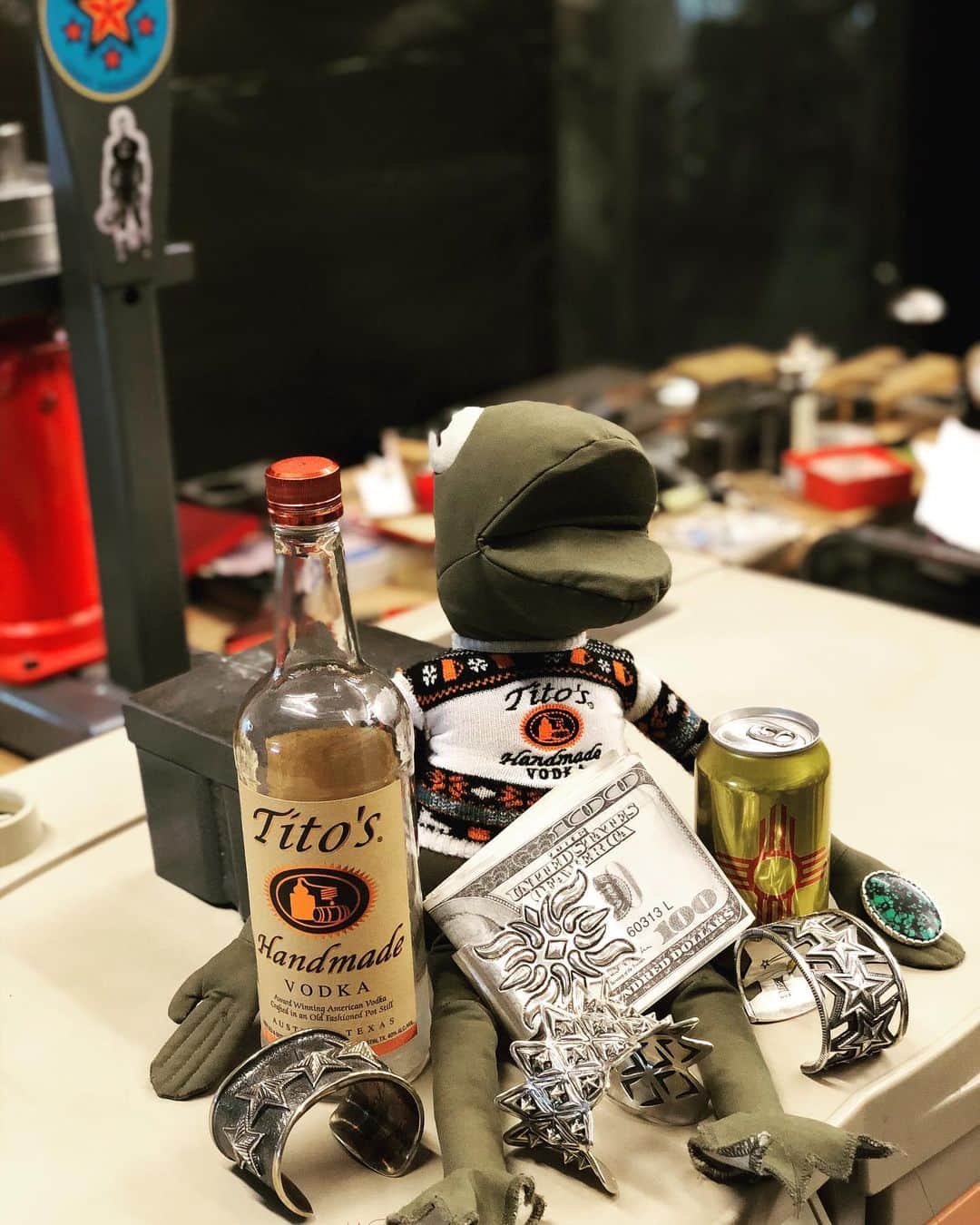 のインスタグラム：「Kermit living dangerously with no mask, alcohol and big money. @readymade_official @titosvodka  @santafebrewing  @codysanderson_official  @codysanderson_hankyu_tokyo @codysanderson_legaldepartment @codysanderson_dailys #navajojewelry #star #silver #turquoise @bonnydoonengineering」