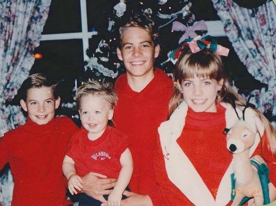 ポール・ウォーカーのインスタグラム：「We know this was a tough year, but hope you are all safe and well. Wishing everyone love and Happy Holidays from afar. ❤️💚 ⁣⁣ ⁣⁣ What’s your fondest Christmas memory? #TeamPW」