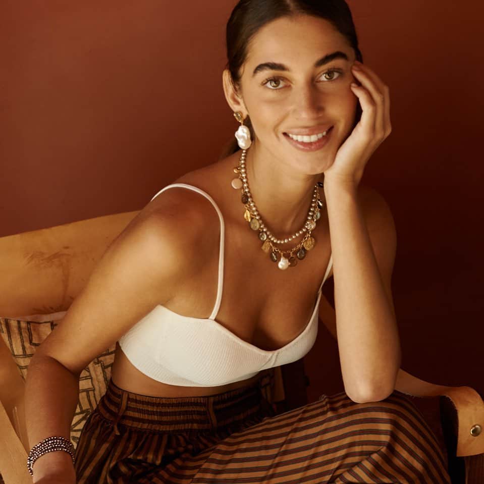 チャンルーのインスタグラム：「Sitting pretty in pearls and charms✨」