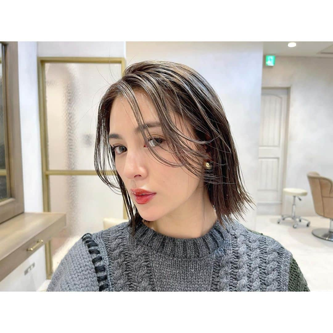 渡辺知夏子さんのインスタグラム写真 - (渡辺知夏子Instagram)「髪が伸びっぱなしになっていたので、久しぶりに短くしました！✨ だいぶ切ったよ！  毛先もﾊﾟｯﾂﾘのタッセルボブ✨ 私は髪が多いから中々キマりにくいのですが、絶妙なバランスで調整してくださいました👏😭✨ だから重い様で軽いタッセルボブ✨ . この写真と動画は、ちょっと外ハネ気味にセットしてるから、ストレートにするとまた違った印象になる❤️ . . 髪痛みやすいし、量多いし、2回もブリーチしても大丈夫なんて夢の様😭✨👏 細くハイライトも入れたので綺麗にカラー入りました✨ パープルとかグレーで調整してくれたよ👏✨ . 2回ブリーチしたの人生で初✨👏✨ 傷むのが嫌で今までやろうとしなかったけど、時代のおかげで実現😭 ケアブリーチとzaccのトリートメント本当すごい！！ . 雰囲気変えてかなり気分転換になりました✨ . @jun_mizoguchi  本当にいつも相談しながら素敵にしてくれてありがとうございます✨👏✨ . . #前下がりボブ #タッセルボブ  #バレイヤージュ  #バレイヤージュカラー  #ハイライトカラー  #ケアブリーチ #韓国ハイトーン  #韓国ボブ  #オリーブベージュ #グリべ」12月23日 21時49分 - chikako_724