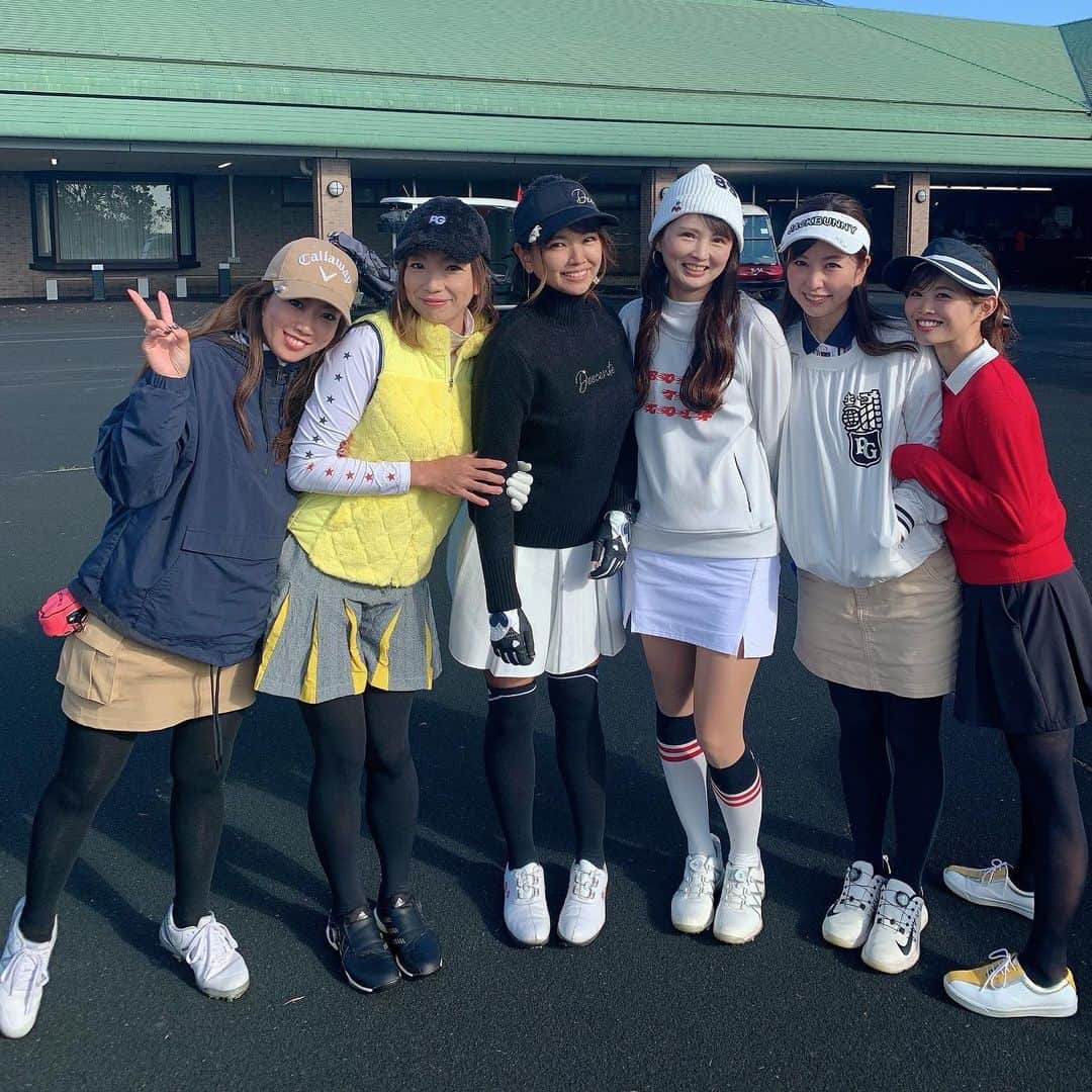 のインスタグラム：「@sana.golf_ 姫👸が企画してくれて﻿ 3組でラウンド💕﻿ ﻿ いつも行ってるメンバーの中に入れてくれて﻿ 初めましてな方ばっかやったけど﻿ 本当に皆面白くて、﻿ 良い人達すぎて﻿ そしてゴルフも皆上手すぎ❤️﻿ 70台出す女子も👏🏻❤️﻿ ﻿ みんなありがとー💕﻿ ﻿ 2枚目、3枚目📸﻿ 打ち下ろしのショート⛳️﻿ ﻿ チョロって騒いでるとこ😂﻿ ﻿ 4枚目📸﻿ 良いとこもっていかれました😂﻿ ﻿ 本当笑った🤣﻿ 年始は早速女子会💕﻿ パール会💕楽しみ🤣﻿ ﻿ 皆様来年もよろしくお願いします🤲﻿ ﻿ #ゴルフ好き #ゴルフ #ゴルフラウンド #ゴルフ女子 #ゴルフ上手くなりたい #ゴルフスイング #ゴルフスイング動画 #ゴルフコーデ #ゴルフ男子 #ゴルフ好きな人と繋がりたい #ゴルフバカ #ゴルフ好きな人と仲良くなりたい #ゴルフウェア #ゴルフ記録 #ファッション #おしゃれさんと繋がりたい #お洒落 #ゴルジョ #スポーツ好き #スポーツコーデ  #golf #golfstagram #golfwear #golfgirl #golfswing #골프여자#골프스타그램 #골프 #골프웨어」