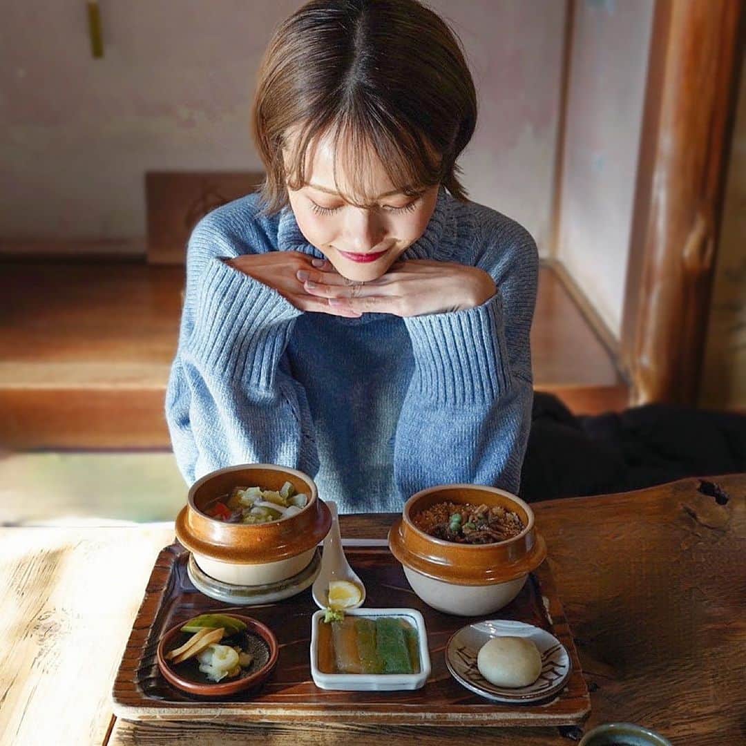 MiracleVellMagicのインスタグラム：「This is my kind of lunch☺️🏯✨ 奥多摩の里山にひっそりと佇む日本家屋…その門をくぐると、ほくほくの釜めしが待っていた…！！！  Google検索で見つけてね、『これ、絶対に食べたい。食べに行かなきゃ。』と速攻で車のエンジンを起動し行って参りました。🚙  釜めしとか、炊き込みご飯が大好きなの…！これはね、きのこの釜めし！きのこの出汁がご飯にも染み込んでいて、ほんっっっとうにおいしかった。。 そしてまた隣の水炊きが！水炊き様が！冷えた体に染み渡るのよ…！レモンを少し絞って、ほのかな酸味と甘味とコクのあるお汁の混ざり合いを堪能…！  ご飯、水炊き、ご飯、水炊きという感じで交互に口に運んでもう幸せ幸せ🥺✨  ちなみにこの写真の中のベルはまだその美味しさを知らないからね。食べる前だからね。見てなさいよあなた、おいしくてその支えてる顎が落ちるわよ。  #奥多摩 #釜めし #なかい #おいしいお店」