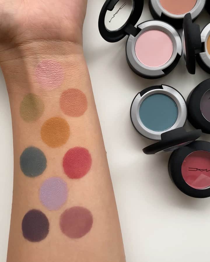 M∙A∙C Cosmetics Japanのインスタグラム：「マスクを着用する日が続いていて蒸気などでのアイメイクの崩れが気になることはありませんか？ ㅤ パウダー キス アイシャドウはウォータープルーフ処方✨ 色落ちやアイメイクのヨレに強く、マスクスタイルが定番化している今こそ、ぜひお試しいただきたいアイテムです！ ㅤ ※動画内ではアイシャドウのベースに、M·A·C プレップ プライム 24 アワー エクステンド アイ ベースを使用しています。 ㅤ *12/26(土) 全国発売 #MACPowderkiss #MACパウダーキス」