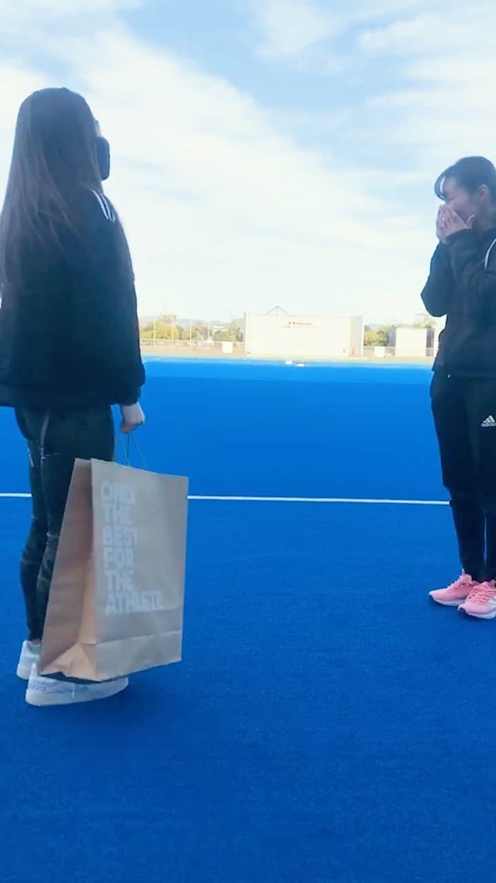 のインスタグラム：「. . I truly want to thank you from the bottom of my heart. My coach @yukarin0531 😊 . . 今回の企画は感謝の気持ちを伝えるということで 私の大先輩そしてコーチである ゆかりさんにボアジャケットをプレゼントしました❣️ 選手の時には一緒にプレーしてて 尊敬するところ、見習うところがあり憧れの選手でした☺️ 今はコーチとして色んな事を教えていただき 本当に嬉しいです✨ でも、私はゆかりさんを超える MFを目指してこれからも 頑張りたいと思っています‼︎ 喜んでくれて幸せです🤝 こんな私ですがこれからもよろしくお願いします😌 サプライズ大成功🙆‍♀️❤️ 皆さんも大切な人に自分の気持ちを 素直に伝えてください✨ 必ずその人には伝わると思います❣️ @adidastokyo  . . #createdwithadidas  #adidas #adidasjapan  #supplies #アディダス  #感謝 #学び #伝える  #サプライズ #幸せ」