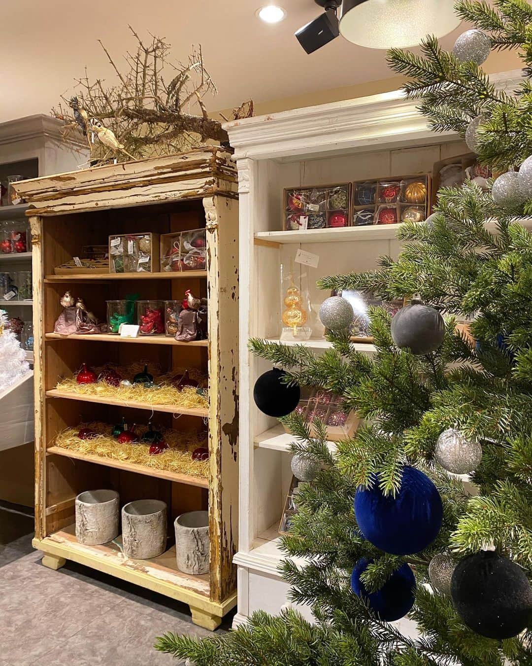 sachi♡さんのインスタグラム写真 - (sachi♡Instagram)「♡_  こんばんは🌙  明日はいよいよクリスマスイヴですね🎅🏻  東京駅一望の丸ビルのカフェ🍰☕️ 『ROUTE CAFE AND THINGS』 @route_cafe_and_things で クリスマスのPOPUPをしていたから行ってきたよ♡  ヨーロッパを中心に世界中から クリスマスアイテムを集めたオンラインショップ 『Kerst Bloem(ケルストブルーム)』のPOPUP🎄  店内はクリスマスツリーや可愛いオーナメントがいっぱい🎄  エストニアやポーランド、イタリアから届いた 他ではなかなか見かけない珍しいオーナメントもあって 海外のクリスマスマーケットのよう🎁 (スワイプ7枚目の動画も見てね)  カフェのクリスマス限定のドリンク 「バニラフランボワーズラテ」も 可愛くて美味しかった⛄️  夜景を見ながらほっこりカフェタイム☕️  繊細で素敵なガラスオーナメントをお持ち帰りして 早速おうちのツリーに飾ったよ🎄  『Kerst Bloem(ケルストブルーム)』 https://kerstbloem.com/  #kerstbloem #routecafeandthings #クリスマス #クリスマスオーナメント #pr #カフェ #丸ビル #丸ビルカフェ #カフェ巡り #ブックカフェ #丸の内カフェ #低身長コーデ #Sサイズコーデ #150cmコーデ #お洒落さんと繋がりたい #プチプラコーデ #40代コーデ #50代コーデ #アラフィフコーデ #アラフォーコーデ #jマダムのおしゃれ #着回しコーデ #美魔女 #美容モデル #読者モデル #ミセスモデル #ミセス日本グランプリファイナリスト #ponte_fashion #mineby3mootd #ootd_kob」12月23日 21時45分 - nail_salon_felice04