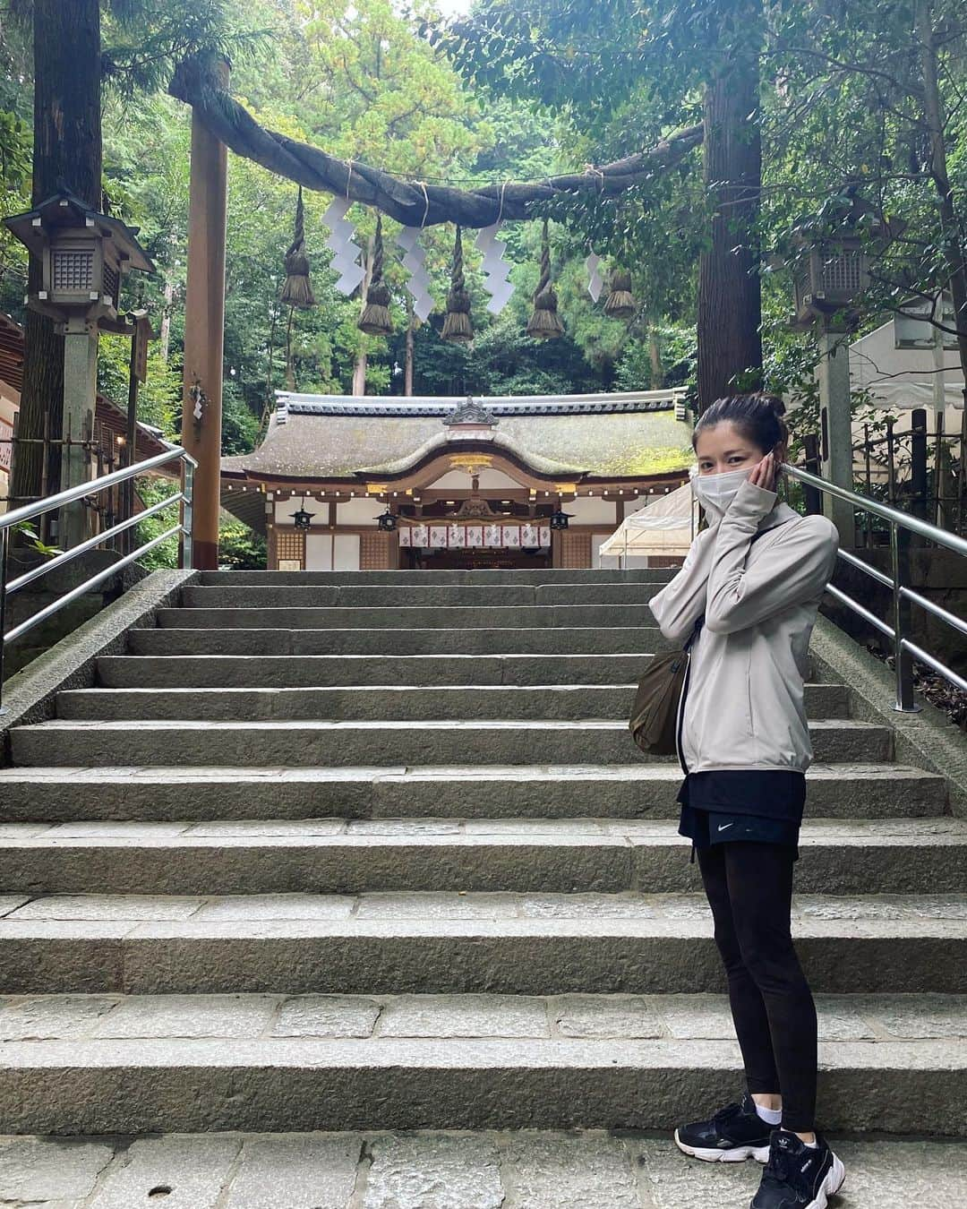 岩崎裕美のインスタグラム：「. 秋頃に #三輪山登拝 ⛰⛩  奈良にある大神神社の御神体が三輪山なので とても神聖なお山。黙々とひたすら登りました🚶‍♀️  登拝の受付も午前9時〜正午と短く、入山禁止の日もあるので行かれる前に事前に確認してくださいね🌿  ずっと行きたかった私は、 無事に来られて何事もなく登拝できてあぁ嬉しい。 パワーチャージできました🔥  帰りはせっかく来たので三輪素麺食べたいし、 山菜入りにゅうめん。  汗だくになって参拝して、 降りて来て冷えた体を温めてもらいほっこり☺️  またお参りしに来ます⛰ ＿＿＿＿＿＿＿＿＿＿＿＿＿＿＿＿＿＿＿＿＿＿＿＿ #三輪山 #神社 #神社巡り #登拝 #大神神社 #三輪素麺 #奈良 #奈良旅行 #奈良グルメ #奈良ランチ #奈良県 #参拝 #三輪明神 #ランチ #素麺 #にゅうめん #nara #shrine #lunch #noodles」