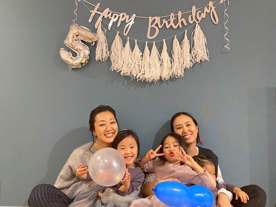 のインスタグラム：「* 今年も一緒に５歳のお誕生日パーティー👧🏻🧁🎉👧🏻 * 初めて会った生後2ヶ月の写真を振り返って 涙ポロポロだったパパとママたち👨🏾👩🏼‍🦰👩🏽 * * このファミリーと出会えたおかげで 私もゆいまるも気持ちが豊かになる経験ができて 貴重な子育て時間を過ごせているんだと思う。  笑いの絶えない、大好きな家族🙏🏽💫 * * Thank you @_ayaca_a.s_ & @masato4649 🤟🏾!! * #happybirthday #5yearsold #party #幼馴染 #5歳 #女の子ママ #お誕生日パーティー」