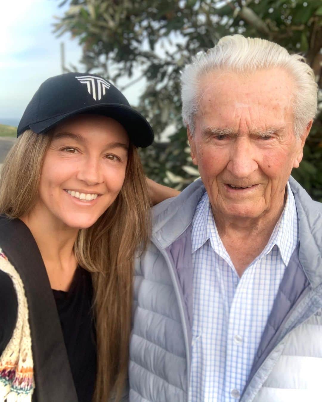 シャーニ・ヴィンソンのインスタグラム：「He’ll always be my rock 🤍 Happy 89th Birthday Noe! #grandfather #granddaughter #timelapse #birthday #family #love」