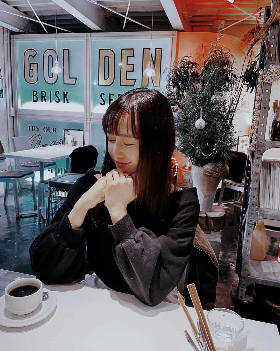 のインスタグラム：「めっちゃGolden👁👄👁🤞🏻  だいすきな #coffeetime☕ ❤︎  酸味がなく深いコクがあるブラックコーヒーが好きなんデス☕️ #コーヒータイム #コーヒーのある暮らし」