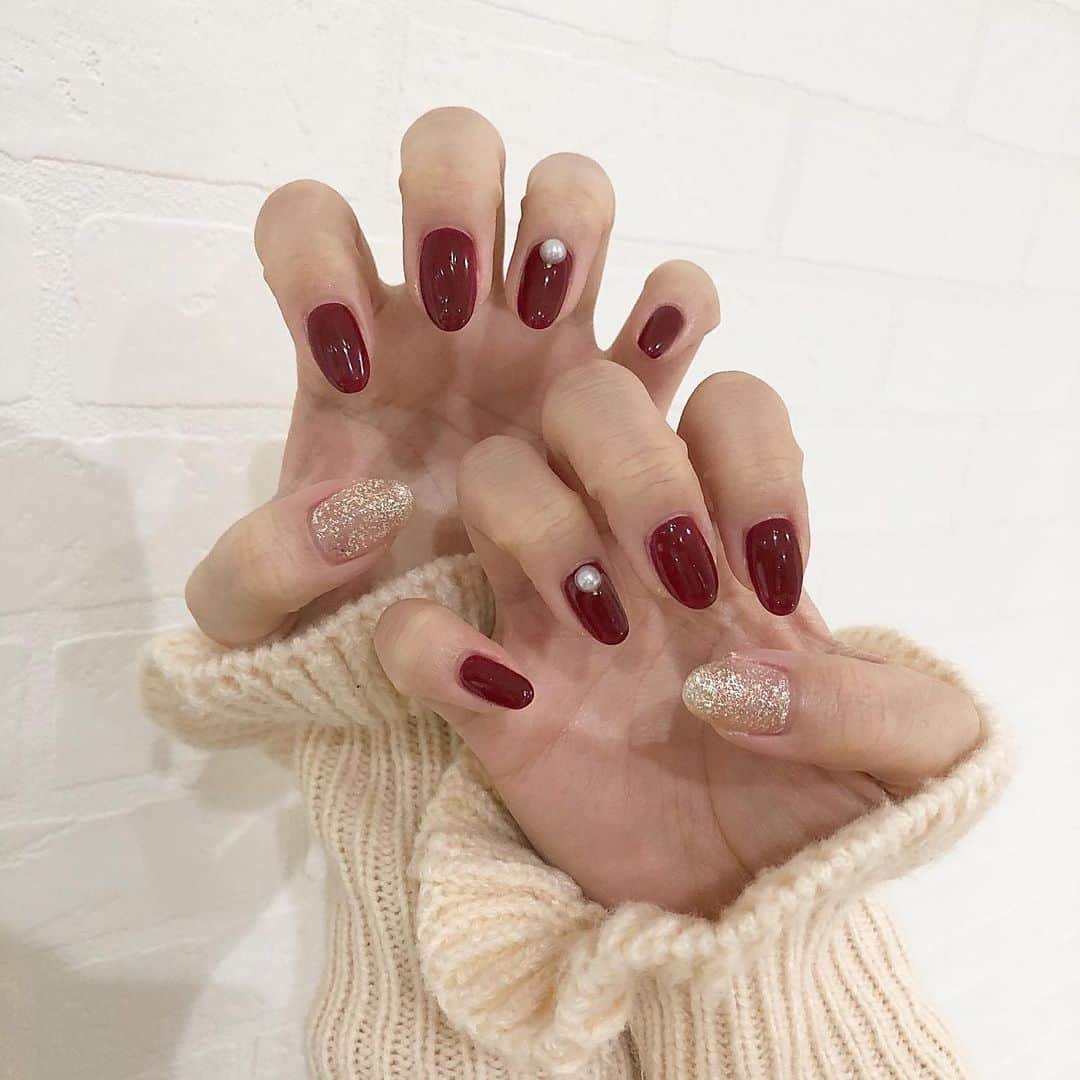のインスタグラム：「. 冬ネイル🌬🪔 パールとキラキラがアクセントになっててかわいい!!  #newnail」
