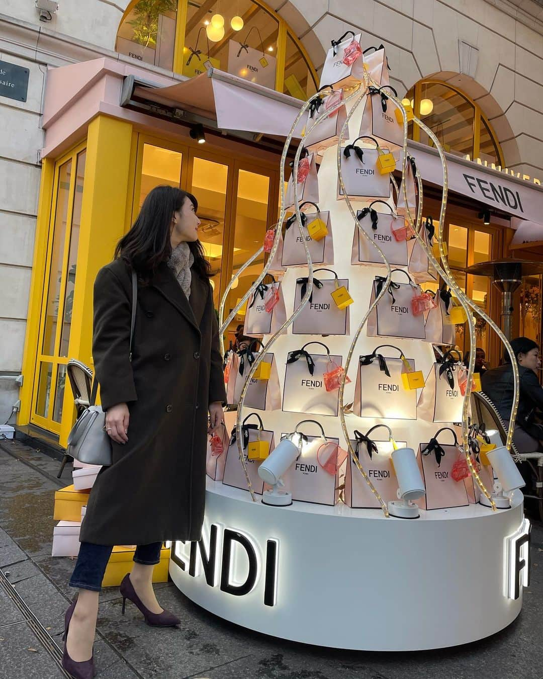 林愛莉のインスタグラム：「FENDI CAFE表参道。4時間並んだよ🙌　友人と喋ってたらあっという間だったけど、映えのために凍えながら待つことができちゃった自分にまだまだ若いかよとビックリしました笑 店内の写真もまたアップします☺︎」