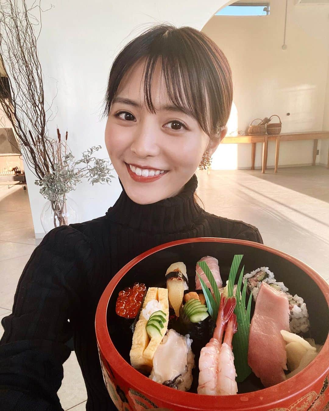 新田さちかさんのインスタグラム写真 - (新田さちかInstagram)「今日は1日撮影でした🍣  すんごい楽しい撮影やった☺️ お弁当もお寿司で素直にるんるんしてしまっとる🍣  また告知します🙌🏼  #お弁当 #お寿司 #いひひ」12月23日 21時57分 - sachat__official