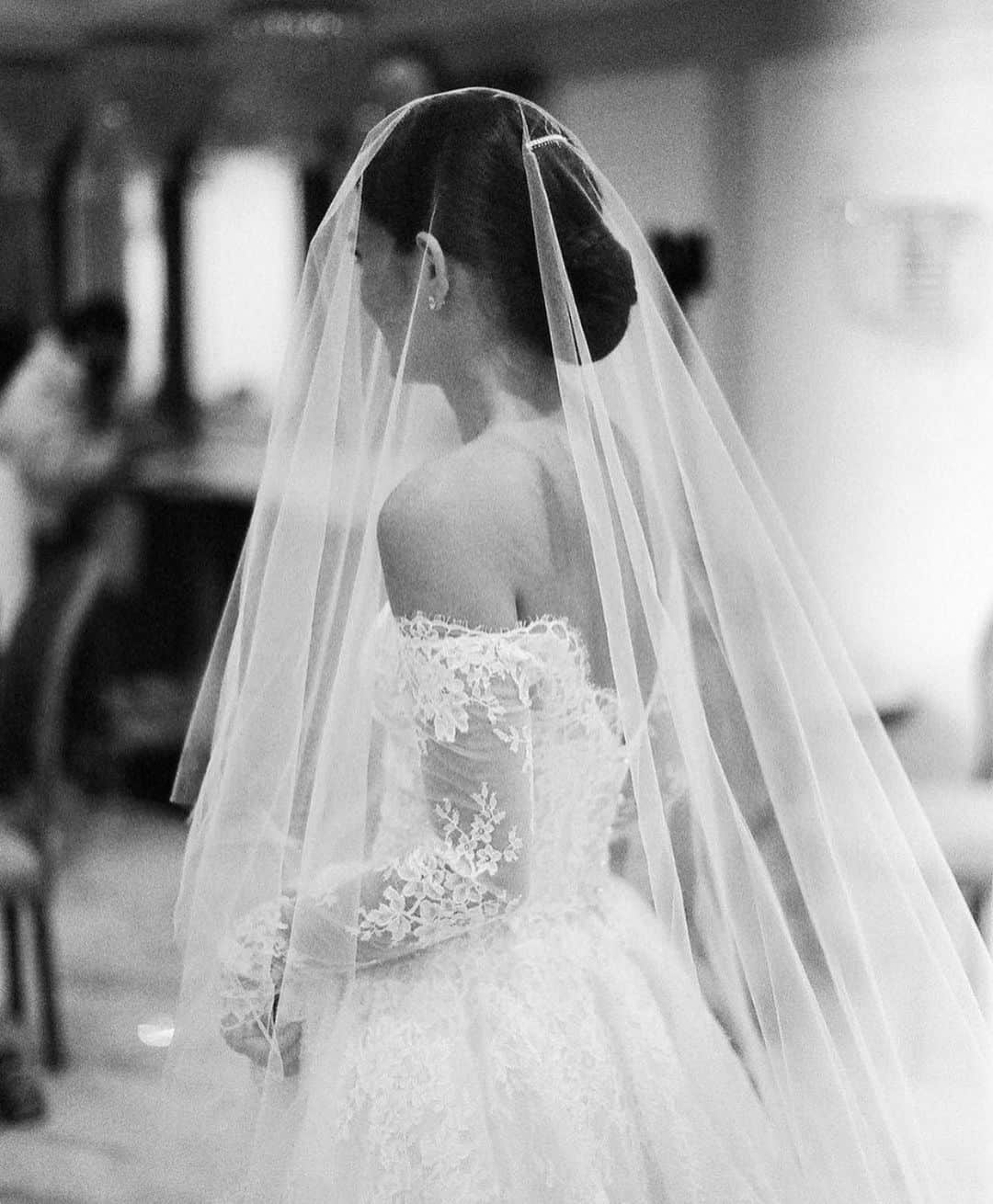 Monique Lhuillierさんのインスタグラム写真 - (Monique LhuillierInstagram)「Sheer Elegance 🖤 #moniquelhuillier #mlbride #weddingwednesday」12月23日 21時58分 - moniquelhuillier