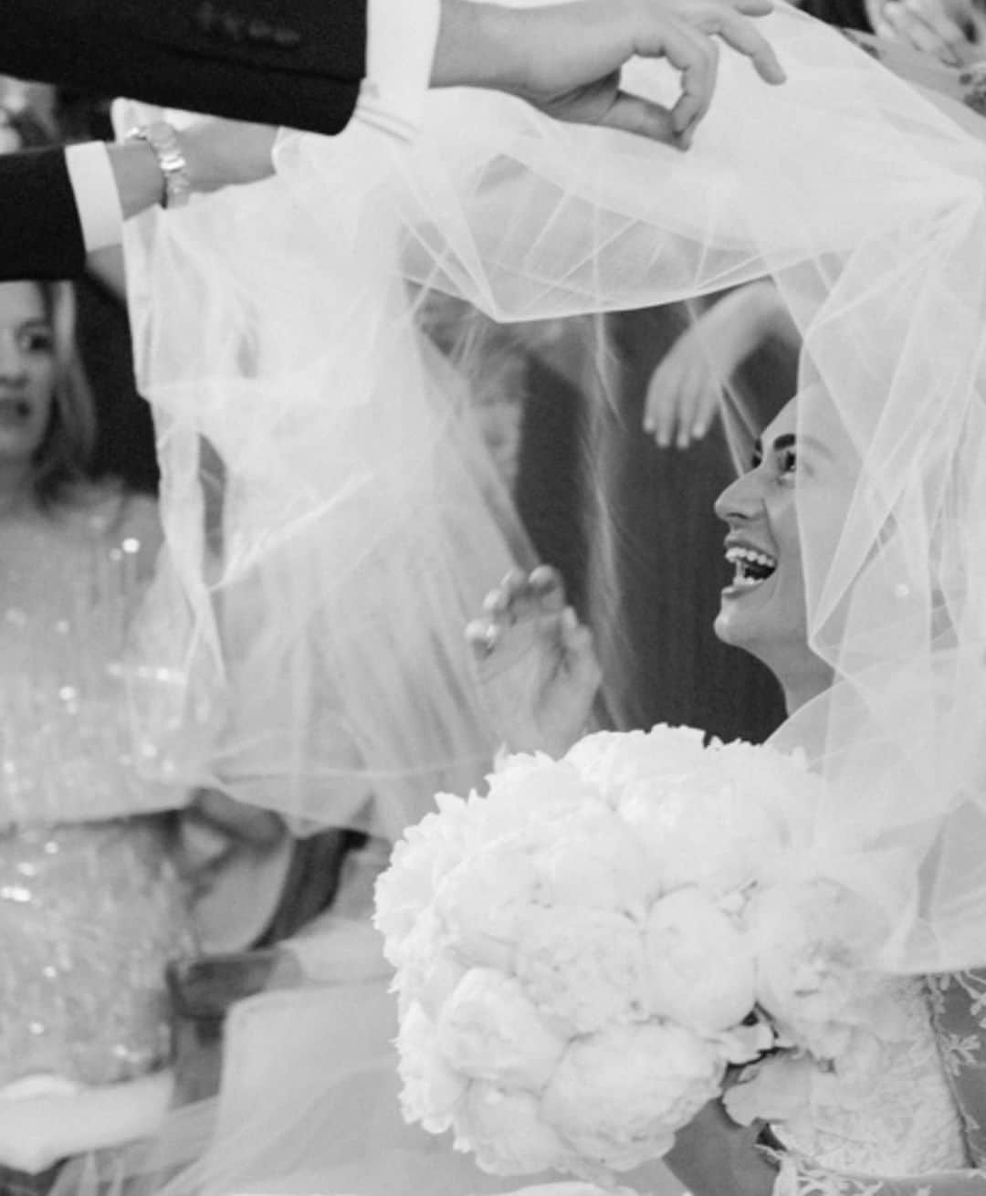Monique Lhuillierさんのインスタグラム写真 - (Monique LhuillierInstagram)「Sheer Elegance 🖤 #moniquelhuillier #mlbride #weddingwednesday」12月23日 21時58分 - moniquelhuillier