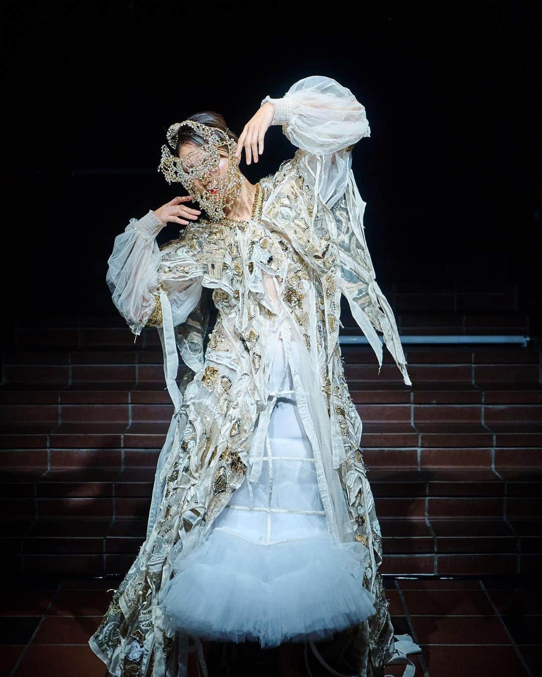 ARAKI SHIROさんのインスタグラム写真 - (ARAKI SHIROInstagram)「-ARAKI SHIRO SHOW archives- . . . model @sachikawamata22  . . . photo  @ciguatera_pics  @ren_fujishige . . . FADS  @f.a.d.s.2020 . . . #ARAKISHIRO#FUKUOKA#costume#costumedesign#couture#hautecouture#contemporaryart#fashionshow#FADS#福岡#衣装#コスチューム#衣装デザイン#コスチュームデザイン#アラキシロウ#福岡市美術館#福岡アジアデザイナーズショー」12月23日 21時58分 - arakishiro