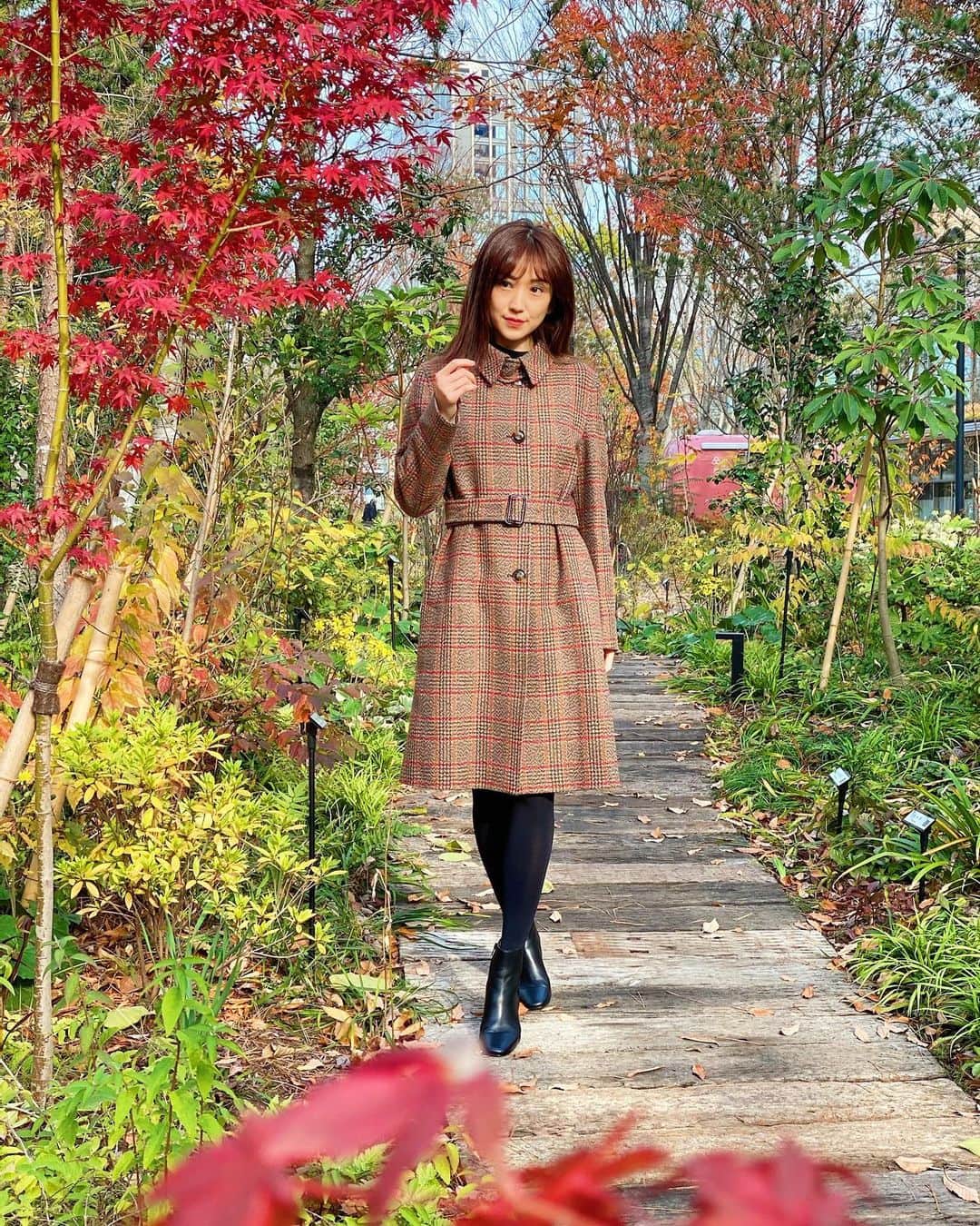 のインスタグラム：「Bottega Martinese with a British touch 🇬🇧  皆のアンケート結果を信じて... 今年の冬は このコートに決定🧥✨  どうかなぁ？ 襟の部分がお気に入り♬  @bottega_martinese_jp  #bottegamartinese   #italia #italy #イタリア #🇮🇹 #コート #ジャケット #capotto  #イタリアブランド　#南イタリア #イタリアファッション　 #冬アウターコーデ  #冬アウター  #紅葉写真 #🍁」