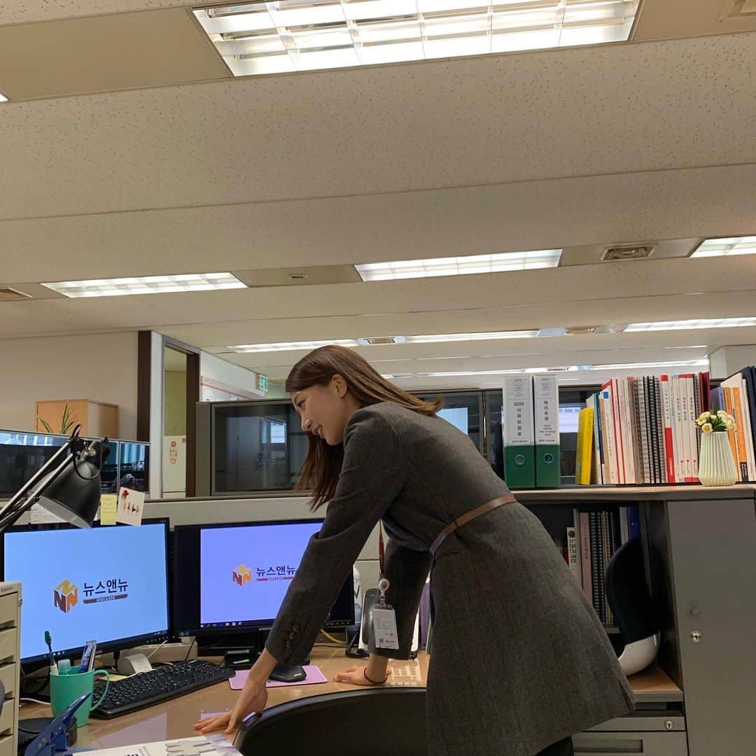 イ・ミンジさんのインスタグラム写真 - (イ・ミンジInstagram)「#뉴스앤뉴 #이기자 👩🏻‍💻」12月23日 21時53分 - mandyminzy