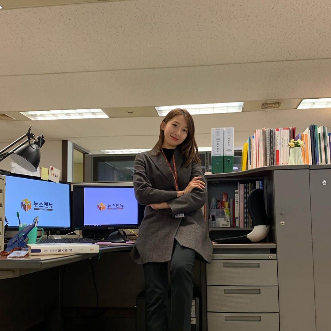 イ・ミンジのインスタグラム：「#뉴스앤뉴 #이기자 👩🏻‍💻」