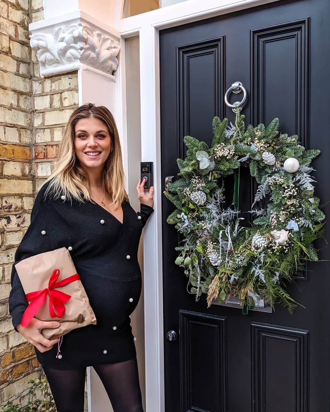 Ashley Jamesさんのインスタグラム写真 - (Ashley JamesInstagram)「AD: Well I've figured out how I can finally see Santa Claus... I've just installed the @ring doorbell so I can see who comes to my door even when I'm not in! 🎅🏻 I'm so excited about this, as I've wanted a Ring for ages. It means that my doorbell now rings to my phone so I never miss a parcel. I can communicate with whoever's at my door! Plus, it gives me extra peace of mind with safety as I get notified whenever there's any activity around my door. 🎄 #wrapuphomesecurity」12月23日 21時53分 - ashleylouisejames