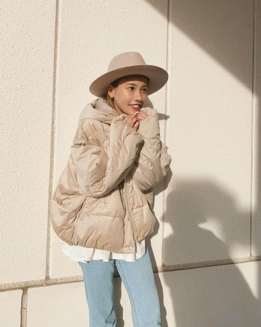 馬詰まほのインスタグラム：「髪の毛まだ明るいときだーな🧡 少しずつまた気分で明るくしようっと☺︎  このアウターふわっふわであったかくて最高♡ outer / @to_the_sea_hawaii #resortnista」