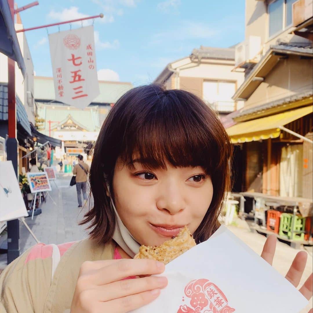 岸井ゆきののインスタグラム：「ひとつ作品がおわりました。ちょっと前に。 いつの間にか時間がずんずん経っているけどあまり経っている気がしない。 色々やることがあってたいへんだ！  でもほんと、映画ってすごいなぁ。観ることとつくることは少しちがうけどどちらも心を救われる。 思い出すと一人でも笑っちゃうような、得難い経験もたくさんしました。 毎日が土日みたいに笑いのたえない現場で、もちろんハードな日もあったけど最後まで月曜日は来なかった！そんな感じ。 月曜日が来ないなら日曜日もさみしくないんだなぁ。しらなかった  今までとは違うシリアスな日々、精一杯気をつけて楽しく過ごせたらいいですね この作品の情報解禁はまだ先になりそうですが、その頃には色んなことがすこしでもよい方向に変わっているといい🌱  ★📷撮影おわって、まだ早かったからたい焼きを食べたときの写真。今みたいに寒くなかった。 冷えますねーーー 身体に気をつけて、手を洗ってうがいして、あったかくして寝てください🎅」