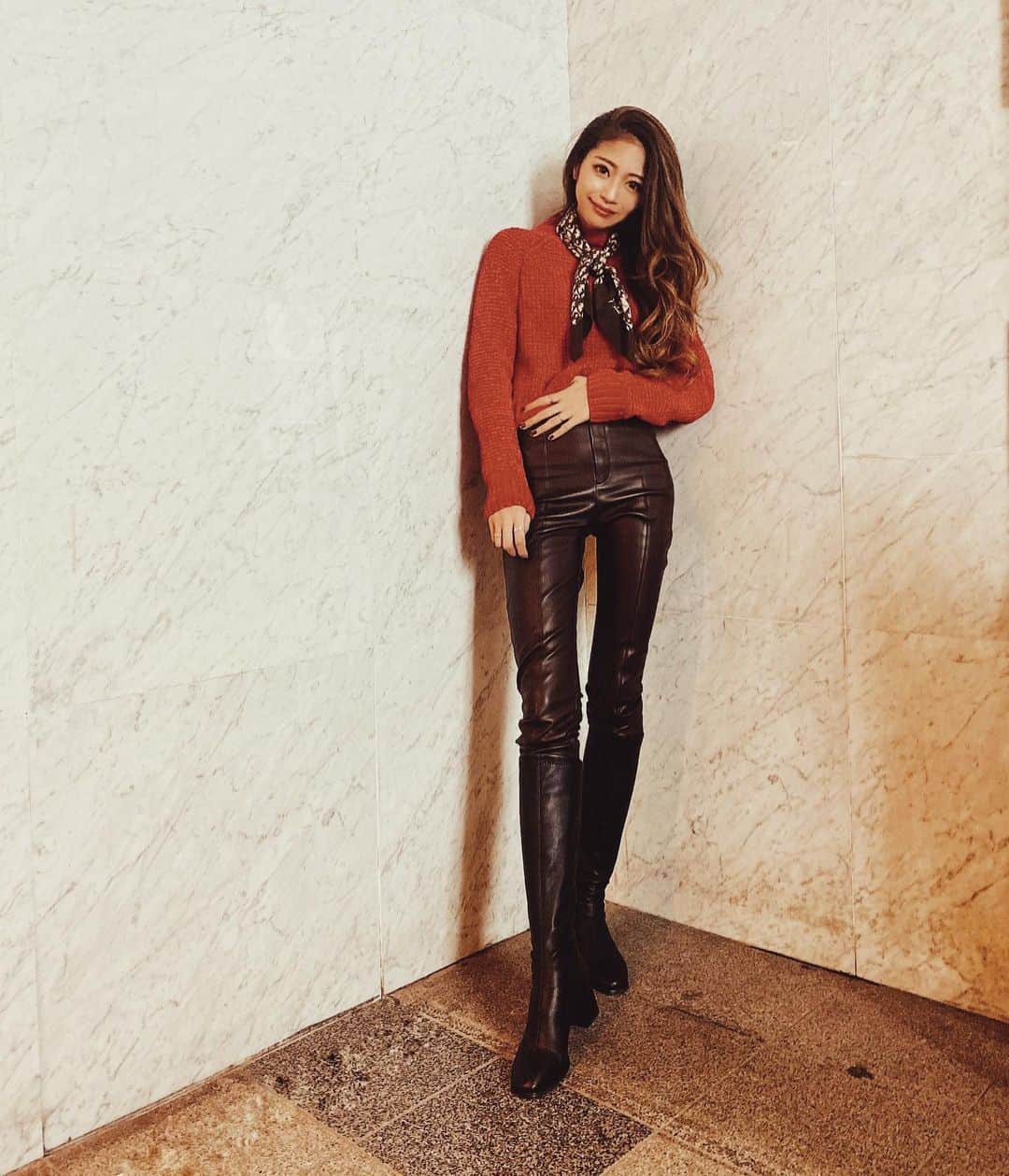 佐藤あずみのインスタグラム：「あ〜ちょっとお腹痛いかもポーズです。  このハイライズのレザーパンツ、脚長効果抜群すぎておったまげ！  一足お先に赤×茶でクリスマスを意識したコーディネートとなっております。  慌てん坊かよ🎅  最近スカーフ好きなんだッ❤️  #ootd #fashion #coordinate  #code #overalls #denim #denimlover #私服 #コーデ #ファッション #きょこ #スカーフコーデ  #腹痛ポーズ #赤茶コーデ  #足長効果」