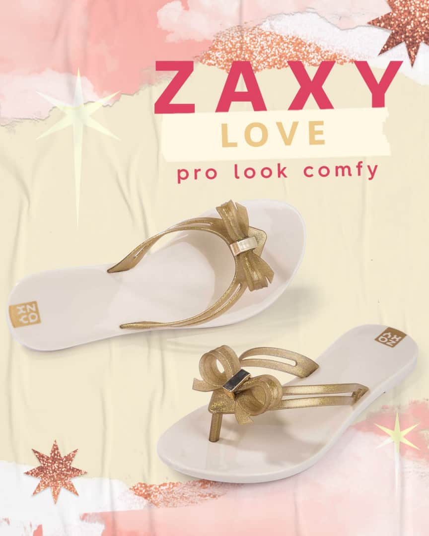 ザクシーのインスタグラム：「Pra fazer as compras de última hora, você precisa de conforto da cabeça aos pés, né? A #ZaxyLove é um modelo de rasteirinha que é perfeito pros dias em que você vai caminhar muuuito! Corre pra escolher a sua cor preferida! #FimDeAnoZaxy  #ZaxyLove - R$34,99  Compre agora mesmo pelas tags no post, pelo link na bio ou na nossa loja online www.zaxy.com.br  #pracegover #pratodosverem: Na foto, temos o fundo rosinha claro com alguns rasgos e estrelas com glitter. No centro, temos a Zaxy Love na cor dourada, uma rasteirinha que possui 2 tiras e um lacinho delicado entre elas.」