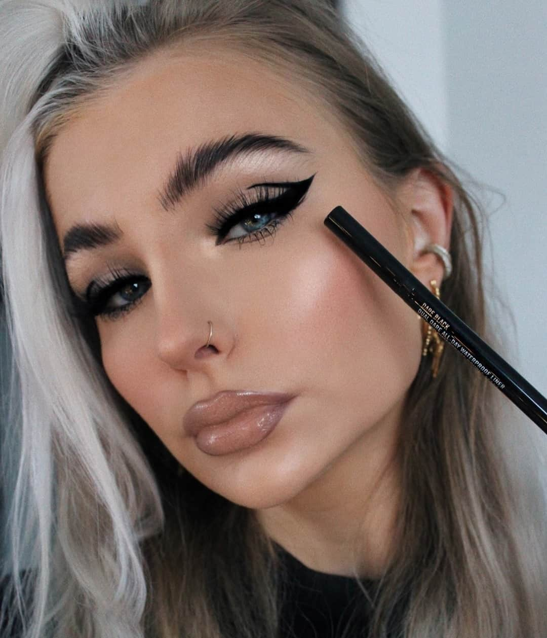 M·A·C Cosmetics Deutschlandさんのインスタグラム写真 - (M·A·C Cosmetics DeutschlandInstagram)「Achtung, nicht schneiden! 🔥   Dieser fantastische Graphic Liner, den unsere @beetotheo gezaubert hat, lässt uns gar nicht mehr wegsehen! Ihr Geheimtipp: Der Dual Dare All Day Waterproof Liner! 😍 ✨   Mit diesem #MACMustHave bekommst Du selbst die ausgefallensten Eye-Looks super akkurat hin! 💋   Ihr findet den Look super, hättet aber gerne etwas Unterstützung bei der Umsetzung an Euch selbst? Dann schaut doch einfach auf www.maccosmetics.de vorbei und bucht jetzt KOSTENLOS Euren virtuellen Make-Up Service! LINK IN BIO! 💋  #maccosmetics #maceyeshadow #maceyes #eyemakeup #eyes #eyelook #Eyeliner」12月23日 22時00分 - maccosmeticsgermany