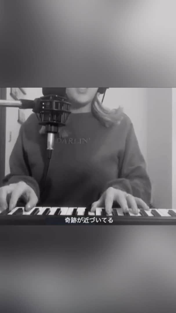jyA-Me（ヤミー）のインスタグラム：「This song is Animations movie song. That movie has coming up on Christmas 🎄 . 好きな歌詞の部分を 私なりにアレンジしてみました🎹 絵本は息子と見ています🎵 #映画#えんとつ町のプペル #12月25日」