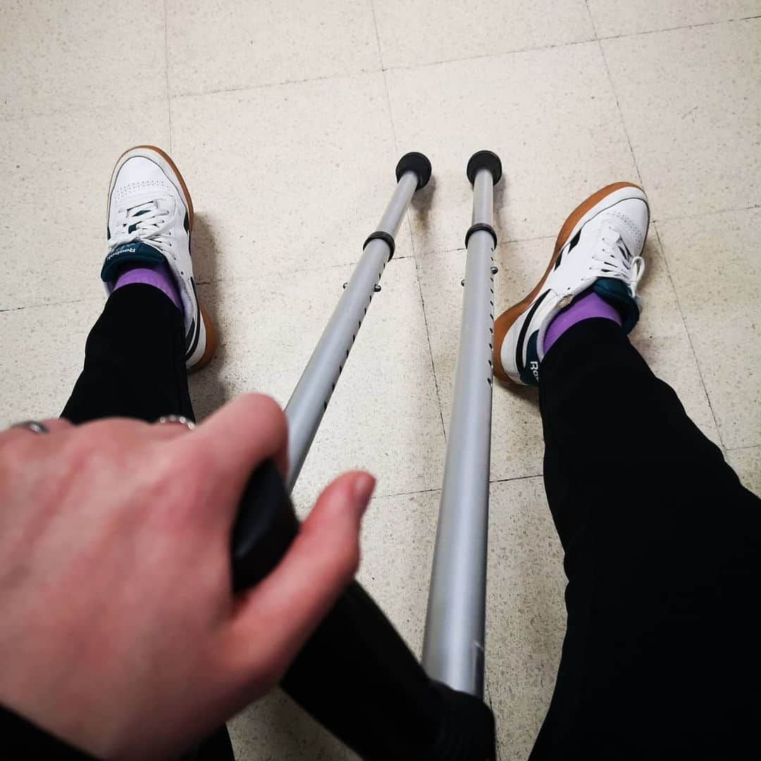 カースティ・ギルモアさんのインスタグラム写真 - (カースティ・ギルモアInstagram)「BRUISED BUT NOT BROKEN. Suffered a fairly serious foot injury during our EMTC Qualifiers. Thankfully no broken bones but some bone bruising and a stress reaction. Which means crutches and no badminton for a few weeks. And no Thailand 1000 trip 😔 But it does mean I get to rest and recover at home. Being very well looked after by the docs, physios and coaches 🙏🏼  Hope everyone who celebrates has a happy Christmas! 🎄🤶🏼🎅🏼⛄🎁♥️ • • • • • #badminton #scotland #portugal #EMTC #foot #injury #christmas #thailand #teamworkmakesthedreamwork #teamwork」12月23日 22時07分 - kirstygilmourr