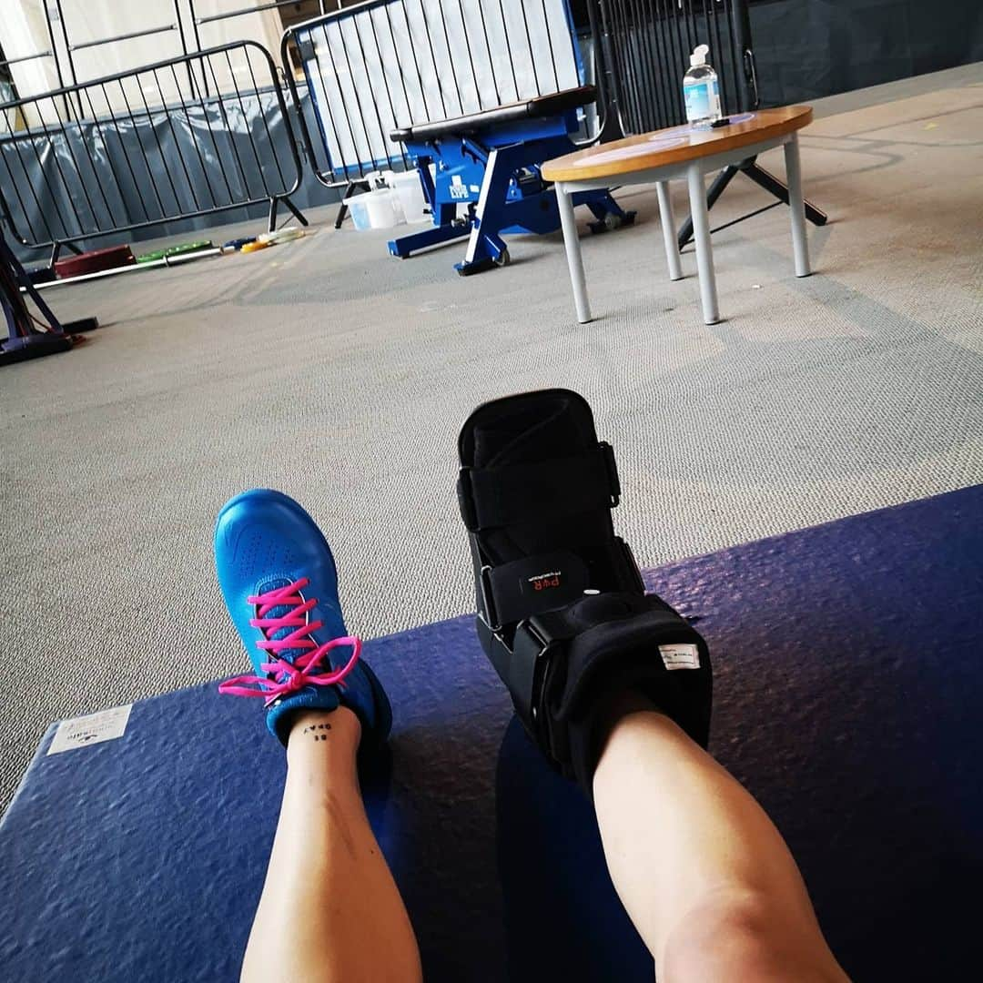 カースティ・ギルモアさんのインスタグラム写真 - (カースティ・ギルモアInstagram)「BRUISED BUT NOT BROKEN. Suffered a fairly serious foot injury during our EMTC Qualifiers. Thankfully no broken bones but some bone bruising and a stress reaction. Which means crutches and no badminton for a few weeks. And no Thailand 1000 trip 😔 But it does mean I get to rest and recover at home. Being very well looked after by the docs, physios and coaches 🙏🏼  Hope everyone who celebrates has a happy Christmas! 🎄🤶🏼🎅🏼⛄🎁♥️ • • • • • #badminton #scotland #portugal #EMTC #foot #injury #christmas #thailand #teamworkmakesthedreamwork #teamwork」12月23日 22時07分 - kirstygilmourr