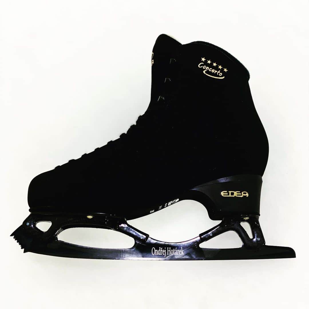オンドレイ・ホタレックのインスタグラム：「So exited about this early Christmas presents. Huge thanks to @edeaskates and @johnwilsonblades for the best equipment. Now let’s see if I can still do some tricks... Thanx to my friend @benoitrichaud for suggesting these blades, first feelings are just epic.  #christmaspresents #edeafamily #johnwilsonblades #epic」