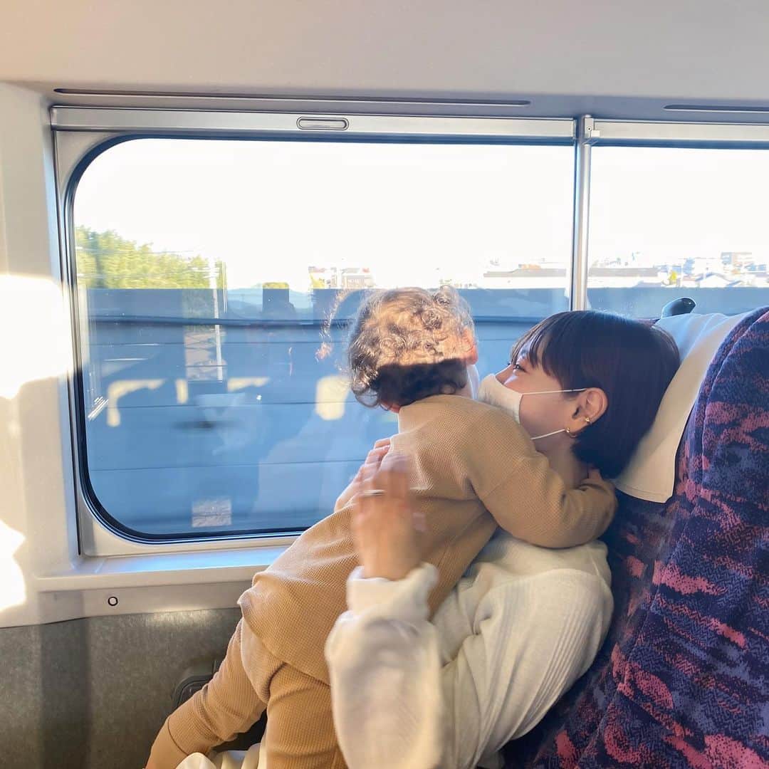 大塚良子のインスタグラム：「怒涛の撮影続きだった次郎さんがやっとひと段落？ついて今日から楽しみにしてた小旅行です。 昨年も訪れた仙寿庵 @bettei_senjuan さんへ 温泉でのんびりしながら雪遊びしたいと思います☃️♫ . . . #家族旅行　#冬景色　#小旅行　#日本 #温泉　 #一時帰国　 #japan #shorttrip #familytime」