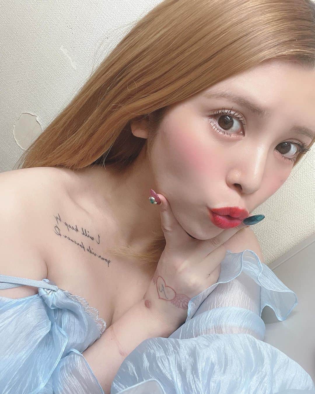坂口杏里のインスタグラム：「坂口、出勤しました❤️  久々ドレスにヒール👗👠 club  SLOW 新宿区歌舞伎町1-9-6 三経32ビル3F 0332008522  是非遊びに来てねん😊👗 ちなみにBARカシェットも 掛け持ちですが、 SLOWに力を入れたいので  みなさん応援しにきてくれたらありがたいです😢✨」
