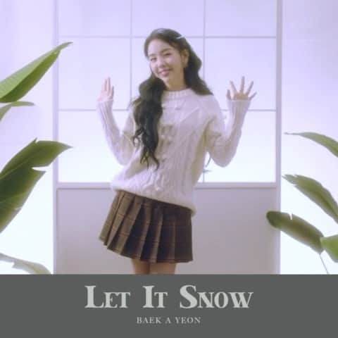 ペク・アヨンのインスタグラム：「내일 저녁 8시에  뮤플리 유튜브 채널에서 만나요🎄🎁 #LetItSnow #백아연 #뮤플리」