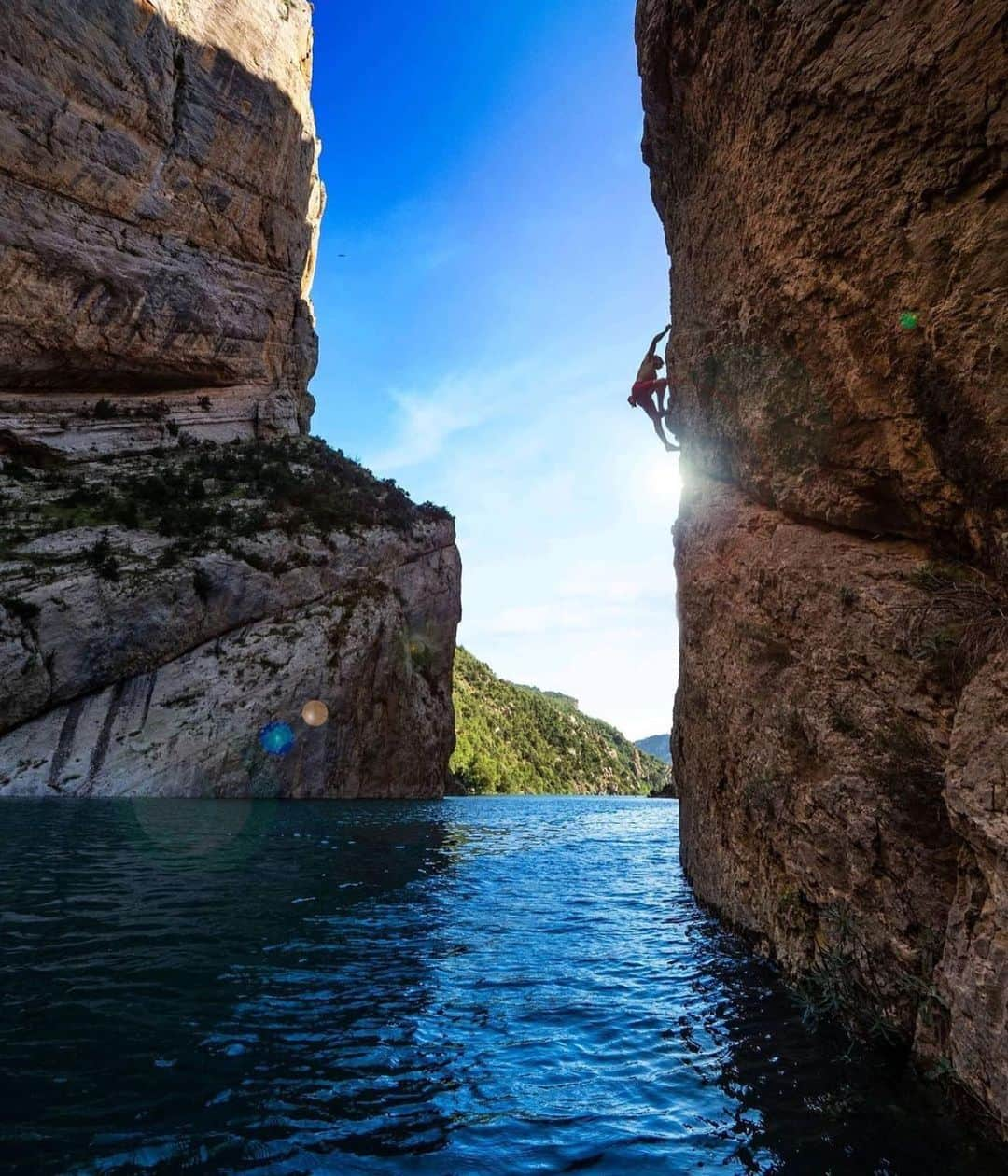 クリス・シャーマさんのインスタグラム写真 - (クリス・シャーマInstagram)「Repost from @kissthemountain • La escalada en Lleida a través de los ojos de Chris Sharma. ⠀ Kissthemountain 52. Luces⠀ ▶️ www.kissthemountain.com ⠀ Link en bio ⠀ ⠀ “Tengo una gran conexión con la provincia de Lleida. Ha aportado mucho en mi vida y le estoy muy agradecido. Empecé a venir por aquí hace aproximadamente 15 años. Llevaba entonces el estilo de vida de un escalador, viajando por el mundo, con mi mochila, explorando los mejores lugares para la escalada. Llegó un momento en el que estaba un poco cansado de estar siempre moviéndome. Tenía muy claro que si iba a instalarme en algún lugar, éste tenía que tener múltiples posibilidades de desarrollo en la escalada. Cuando llegué a Lleida empecé a ver todas las paredes y me di cuenta de las facilidades existentes. La buena gente que conocí me hacía sentir como en casa. No fue ni tan siquiera una decisión, sino más bien algo orgánico. Empecé a pasar tiempo en Lleida y poco a poco se convirtió en mi hogar..."⠀ ⠀ Foto: @chris_sharma - @giancolafoto - @aralleida⠀ ⠀ #destinos #escalada #kissthemountain」12月23日 22時15分 - chris_sharma