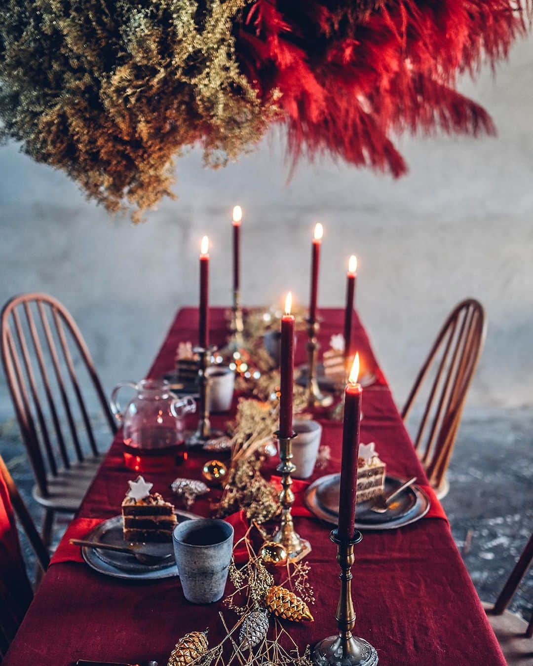 Our Food Storiesさんのインスタグラム写真 - (Our Food StoriesInstagram)「Werbubg|Advertisement A little Christmas gathering for @lovely.linen with their beautiful table cloth and napkins 🌟❤️ Happy Holidays guys!! #lovelylinen  ____ #tabledecor #tablelinen #tabledecoration #christmasgathering #christmastable #tablesetting #foodstylist #foodphotographer #germanfoodblogger #chasinglight #flowercloud #flowerinstallation #marylennox #tablecloths #linenlove #christmasdecor #leinen #leinenliebe」12月23日 22時07分 - _foodstories_