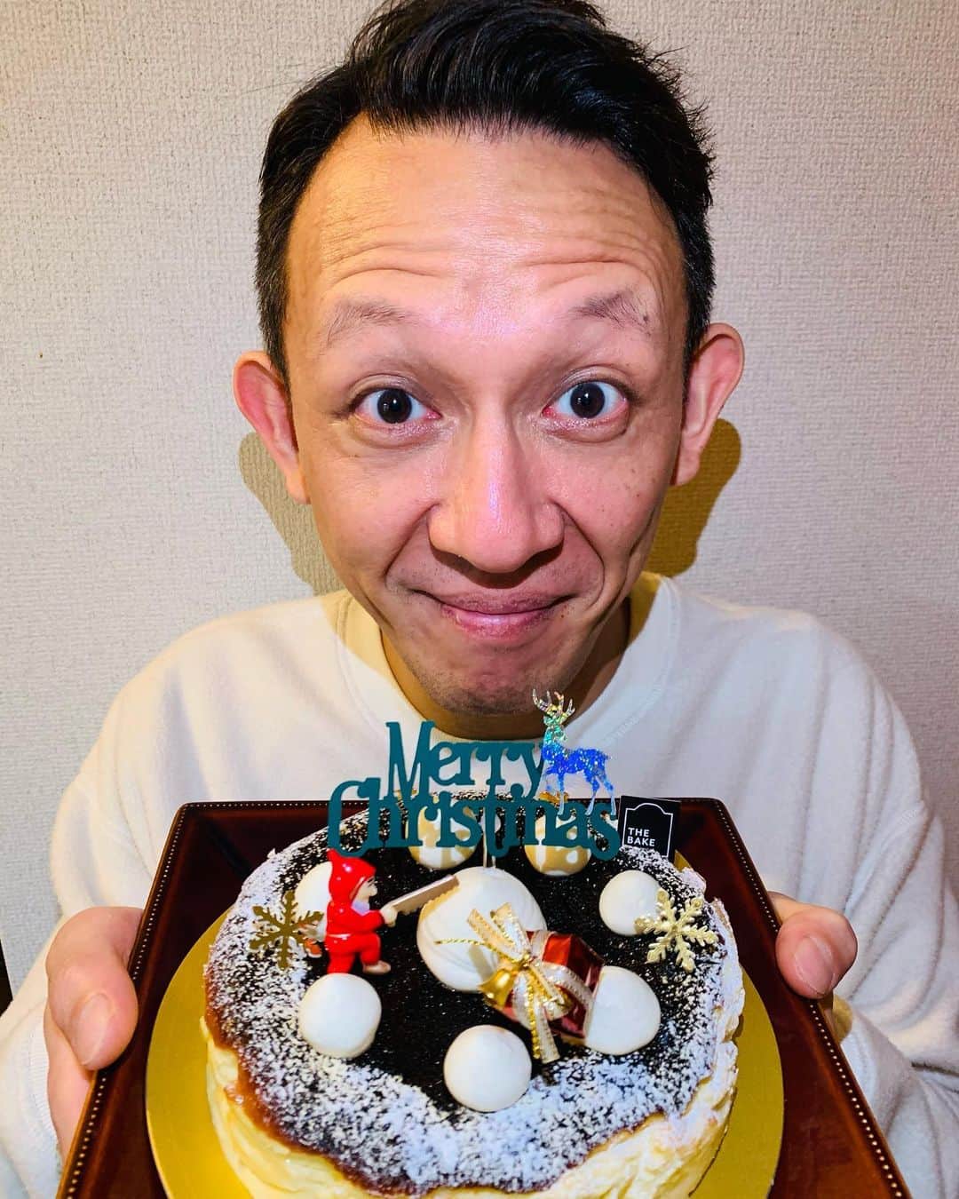 院長ヨモギダのインスタグラム：「2020.12.23.(水) 🎅🏻 おうちクリスマス☃️❄🎄🍗 🎅🏻 我が家のケーキ🎂といえば! @the_bake1121 さん!! バスクチーズケーキ🧀 いただきますッ😋 🎂 🎂 🎂  🎍年末年始休業のご案内🎍  年内は12/29(火)までの営業となり ❄ 12/30(水)〜1/4(月)まで年末年始休業とさせて頂きます 🌅 新年は、1/5(火)から営業です!! 🌅  1月の予約枠も埋まってきております ご予約はお早めにお願い致します🙇‍♂️🙇‍♀️ ❄ ❄ ❄  #渋谷スポンジ  #美容鍼 #鍼灸 #マッサージ  #痩身 #ヘッドスパ #筋膜リリース 東京都渋谷区松濤1-28-6 麻生ビル2F☏‭0367127598‬ 定休日🌱木曜日 ❄ご予約はHP又はお電話で ‭www.shibuya-sponge.com‬ ⇧⇧⇧✨HPリニューアル✨ . . 🐕✨1ヶ月以内リピート常時500円OFF❗ 🐕✨初回の方にプチギフト進呈🎁 🐕✨Instagramフォロワー様に美容シートパックプレゼント🎁 . . . #美容鍼灸 #小顔 #美肌 #シミ #くすみ #ダイエット鍼 #腰痛 #肩こり #むくみ #乾燥肌 #肌荒れ  #たるみ #アンチエイジング  #リフトアップ #ツヤ肌 #偏頭痛  #眼精疲労 #骨盤調整 #姿勢改善 #猫背 #巻き肩 #アトピー性皮膚炎」