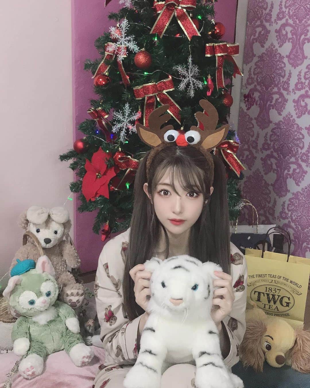 れみぱんのインスタグラム：「今年のクリスマスパーティーはおうちで友達とおそろパジャマで遊びました🧸🎁 コロナもまた増えてきたから家が1番安心だね🎅🏻🎄✨ クリスマス当日は大人しく家族で過ごします🕊皆さんは何するのー？」