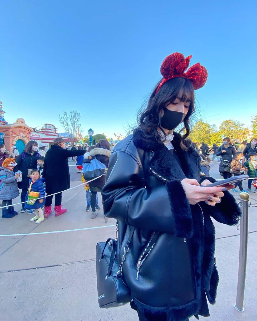 日下部美愛のインスタグラム：「明日クリスマスイブだね みんな何するの？  #disney #disneyland #disneysea #ディズニー #ディズニーランド  #ディズニーコーデ #カチューシャ #ZARA #tokyodisneyresort #tokyodisneyland  #멋스타그램 #데일리룩 #코디 #패션 #옷스타그램」