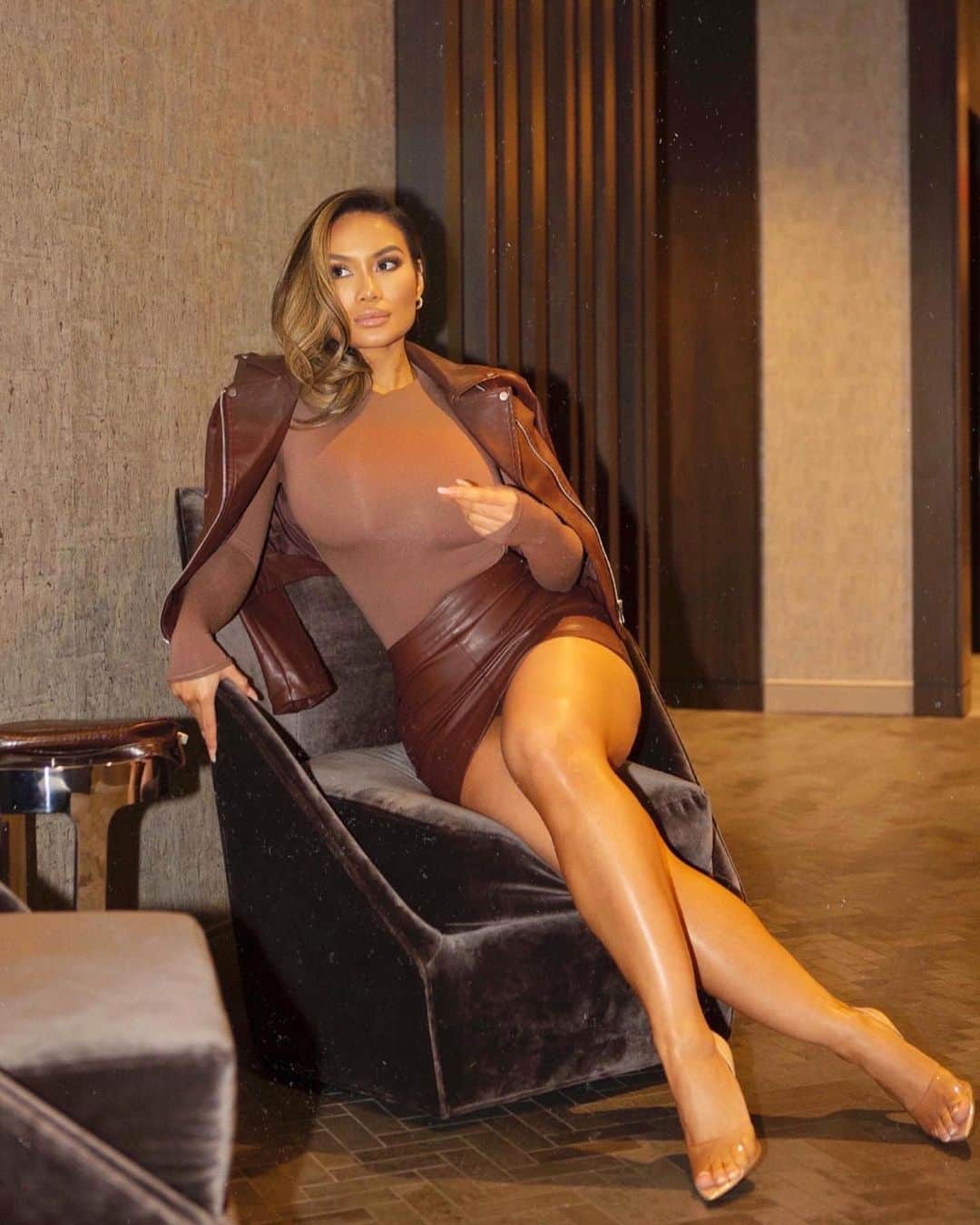 ダフネ・ジョイのインスタグラム：「Happy Holidays💋 @fashionnova has the cutest leather looks •fashionnovapartner•」
