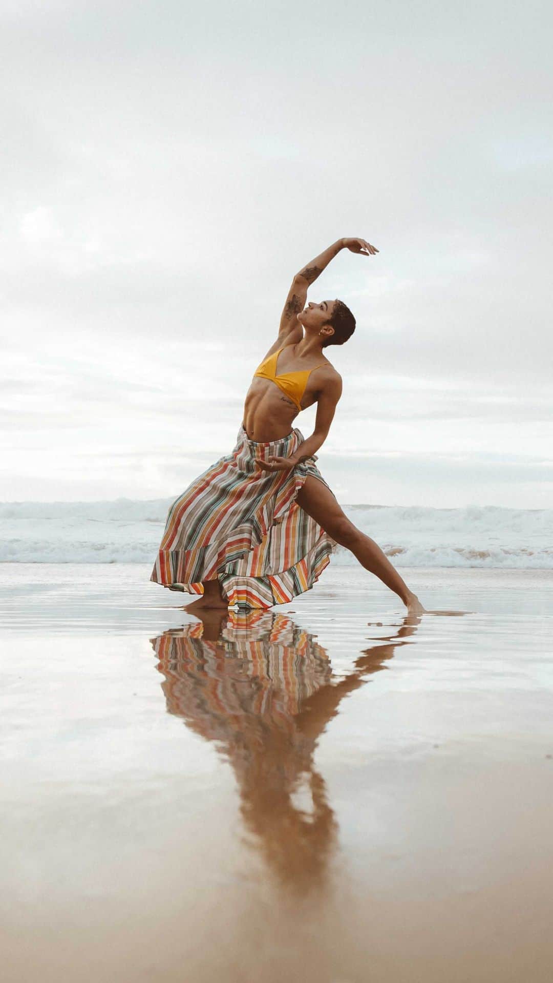 ジョディ・ウィリアムズのインスタグラム：「nothing is more calming to me than water so this rainy beach flow was 👌🏽👌🏽👌🏽have been loving exploring yoga more this year so I guess thanks for that 2020 (you’ve sucked at pretty much everything else 💩) 🧘🏽‍♀️  #naturebitch #yoga #flow #meditate #beach #water #sea #peaceful #naturelover #ocean #getoutside」