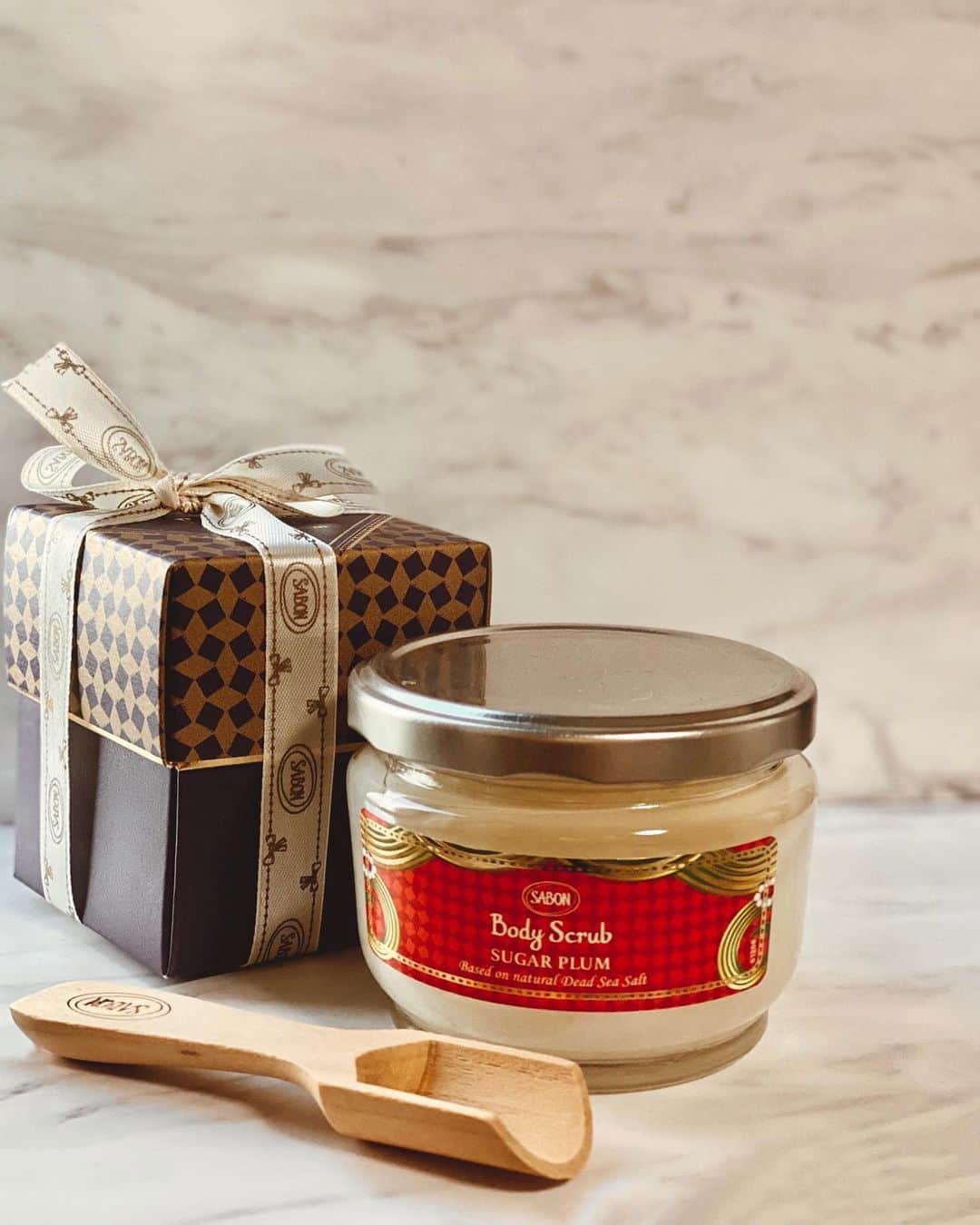 村崎英絵のインスタグラム：「🎄🛁SABON〜holiday collection〜 シュガープラムの香りのボディスクラブとバスボール♡ プラム、ローズ、ムスクでほんのり甘い香りが好きすぎる🥺💗 寝る時もまだ香りが残ってて癒される😴 見た目もクリスマス感があって気分が上がるなぁ💗 ㅤㅤㅤㅤㅤ @sabon_japan のスクラブって ㅤㅤㅤㅤㅤ #シュガープラム #サボン #ボディスクラブ #ボディケア #ホリデーコレクション #クリスマス #バスタイム #sabon #美容 #クリスマスコフレ #コスメマニア」
