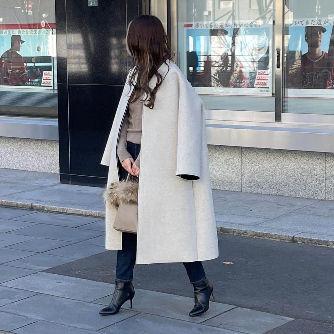 ryuu79hinaのインスタグラム：「#ootd …¨̮♡ ・ ・ ずーっと気になってたbonding coat🤍 カラーはoatmeal。 @nuebyas__  ・ ・ ノーカラーのＡラインシルエット←大好き😍 ハリ感があって暖かい◎ 毛玉とシワのなりにくさを追求されたcoat! 今年の冬は寒そうだからいっぱい着よう💕 ・ ・ 中はタートル×デニムでシンプルに。 #上下ユニクロ #上下ユニクロ部 ・ ・ ━━━━━━━━━━━━━━━ #nuebyas#ノーカラーコート#instagood#mineby3mootd#ロカリ#コーデ記録#コート#コートコーデ#ママコーデ#冬コーデ#大人コーデ#大人カジュアル#大人スタイル#大人シンプル#コーデ#コーディネート#ファッション#シンプルコーデ#カジュアル#코디#패션스타그램#코디스타그램#좋아요#인스타그램#일상#일상스타그램#데일리그램」
